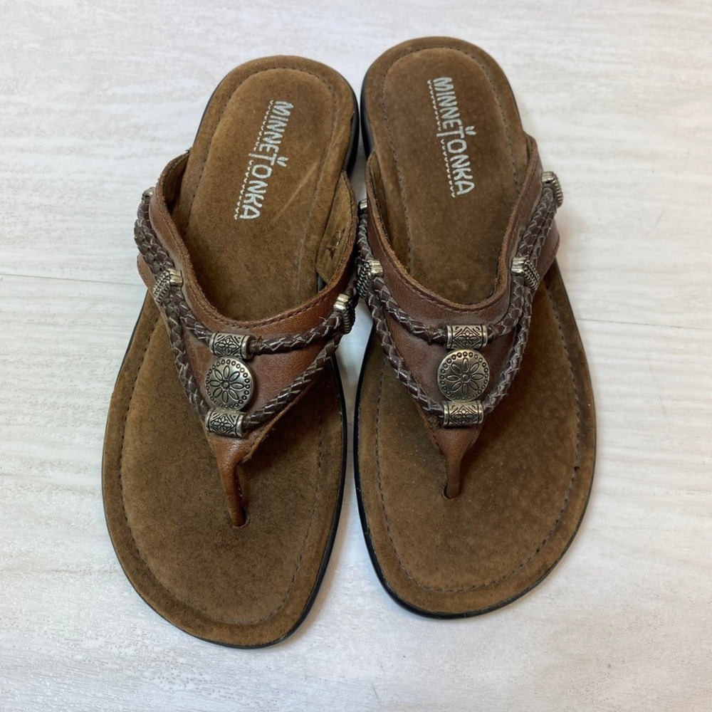 Minnetonka Womens 5 Thong Sandals Wedge Brown Leather Braided Concho 5253